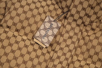 バレンシアガ「Balenciaga」‌ダブルB フルプリント ダウンジャケット