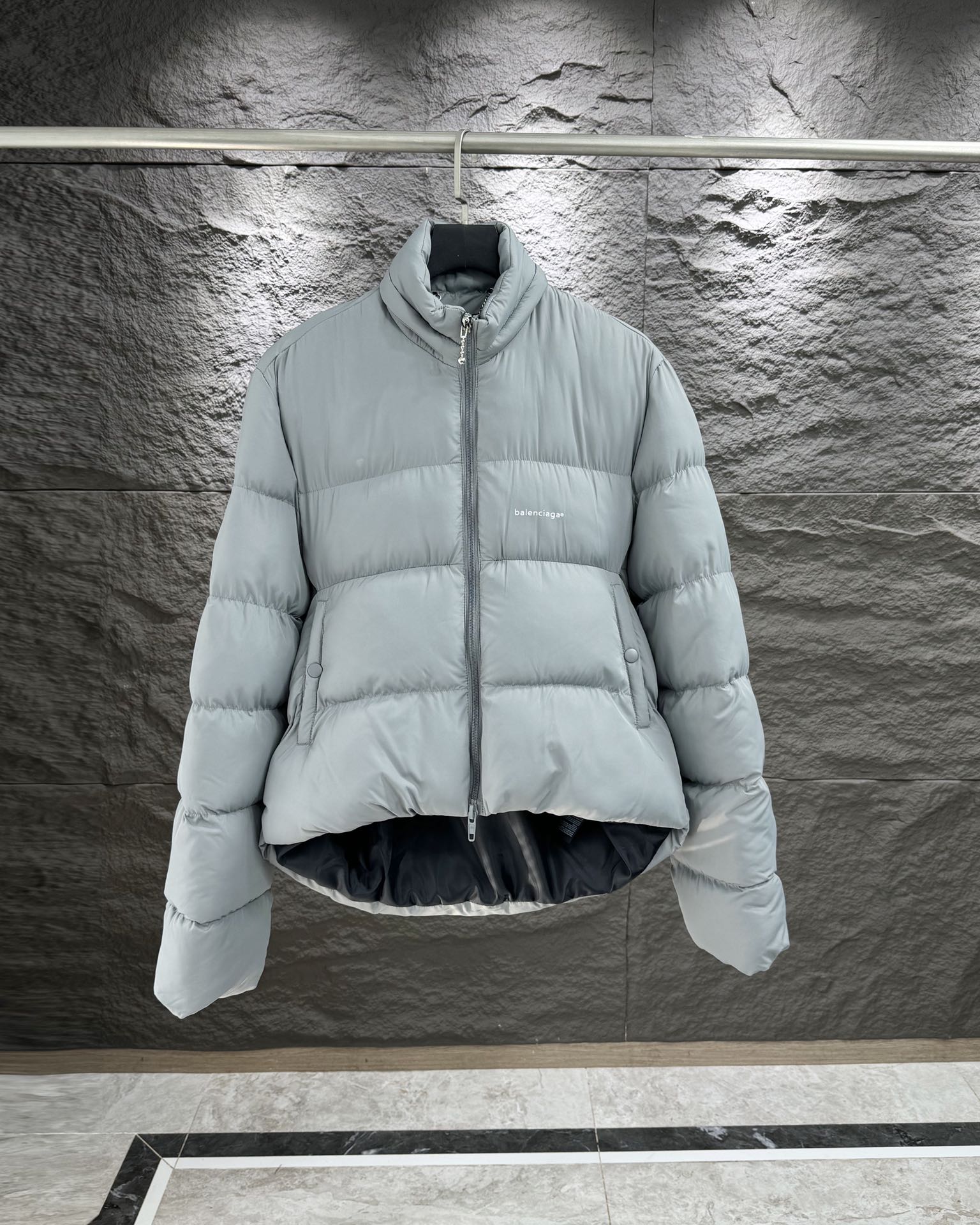 バレンシアガ「Balenciaga」‌アルファベットプロファイル羽毛