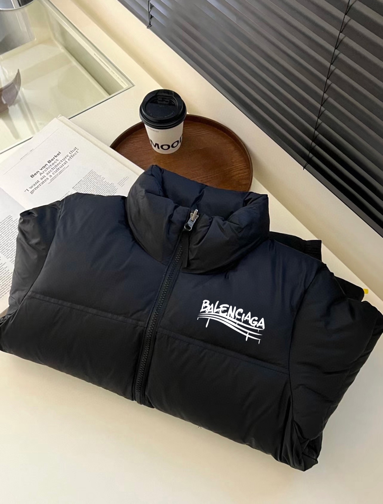 バレンシアガ「Balenciaga」‌スクラッチ ストリートウェア ダウンジャケット