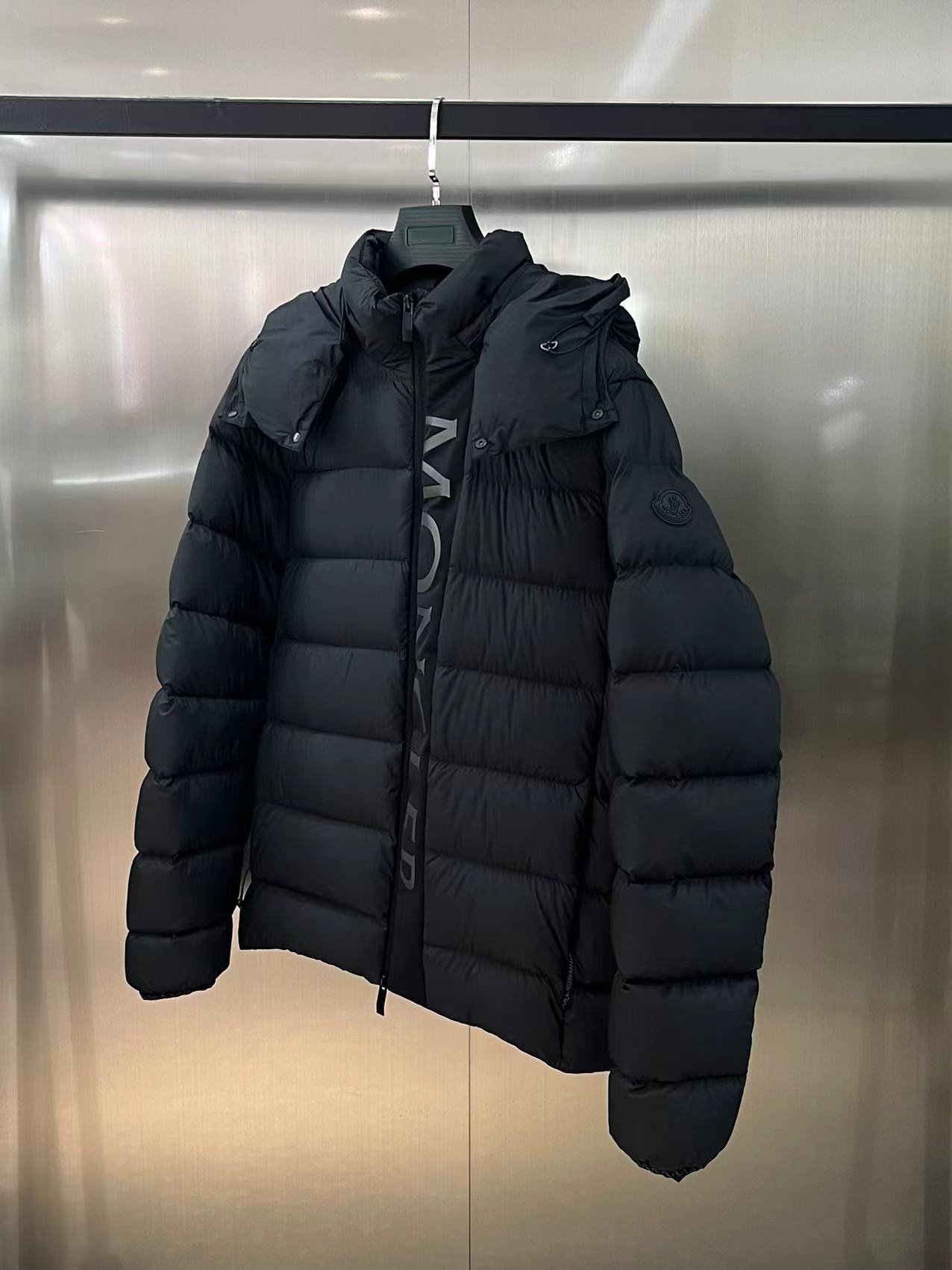 モンクレール「Moncler」ブラックウォリアー ショート ダウンジャケット