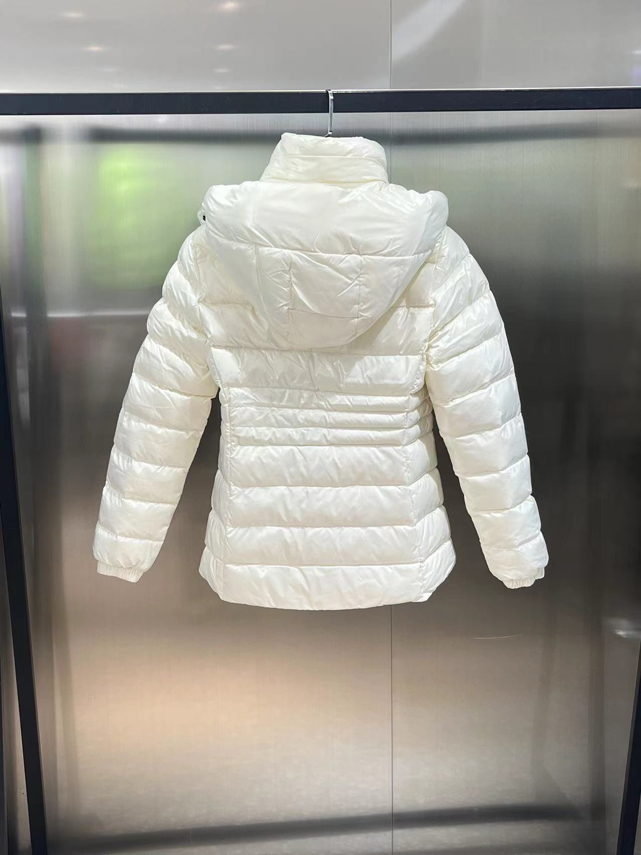 モンクレール「Moncler」フード付き スリムフィット ダウンジャケット レディース