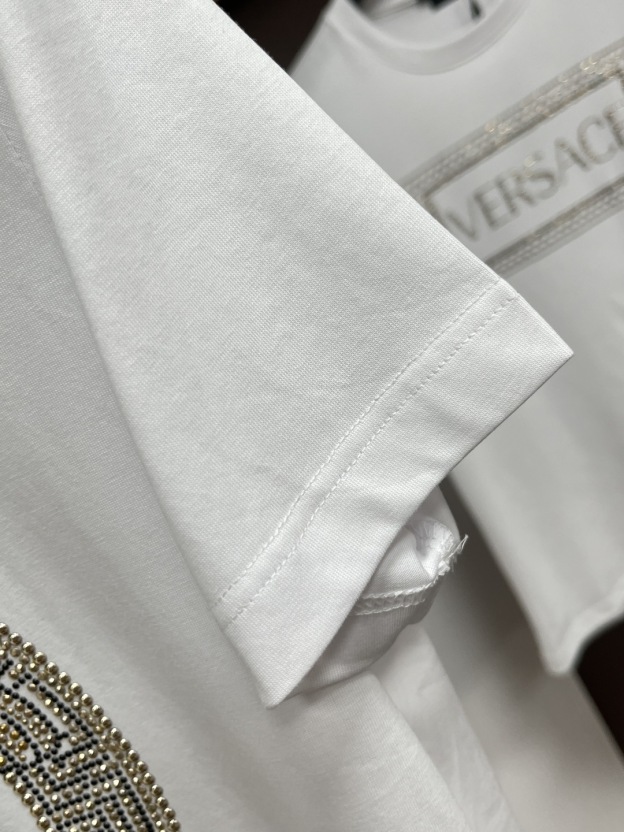 ヴェルサーチ「Versace」25SS クリスタルスワロフスキービーズ ラウンドネックTシャツ