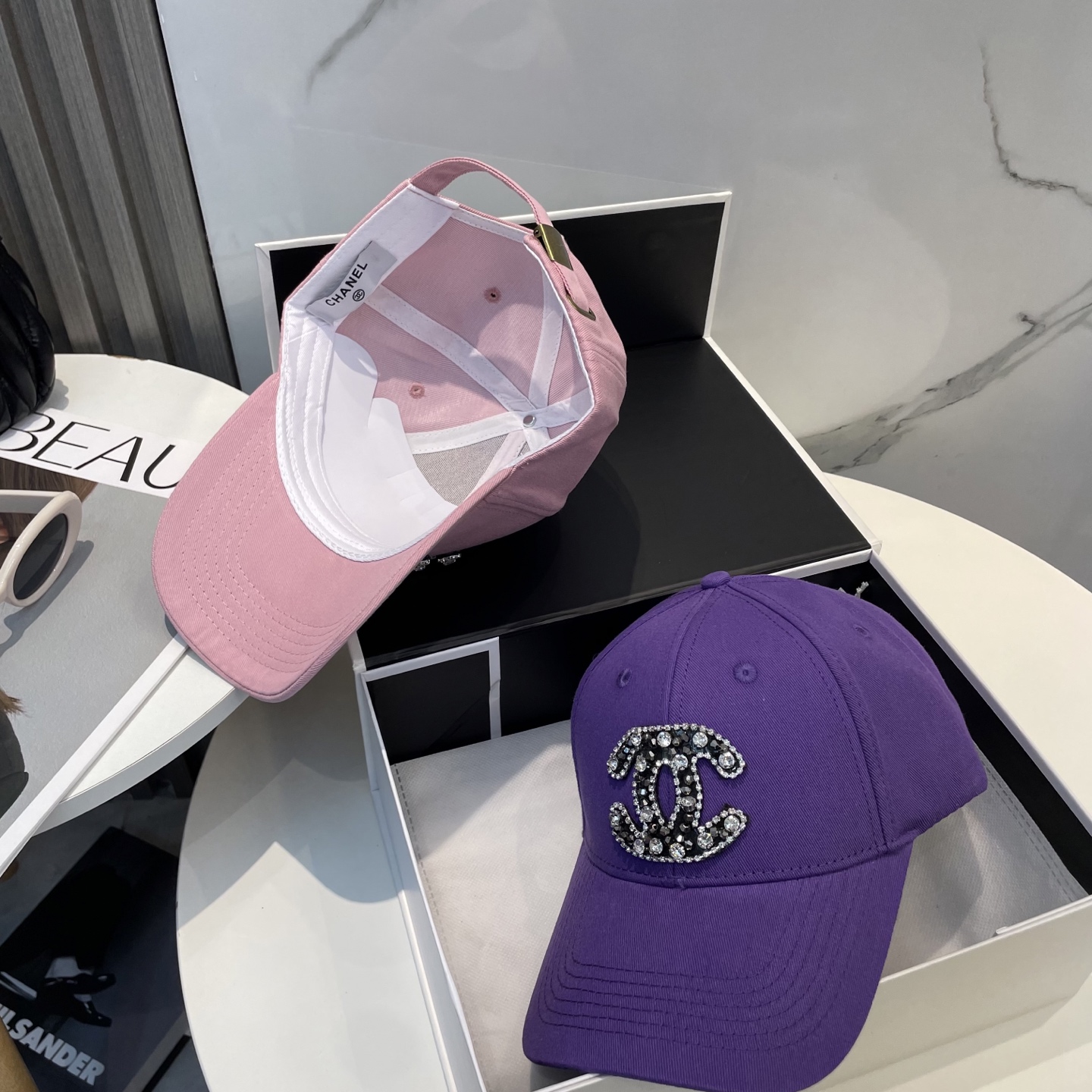 シャネル「Chanel」2025 クリスタルエンボス ハードキャップ