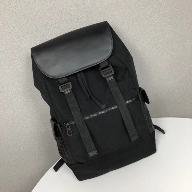 ボッテガ・ヴェネタ「Bottega Veneta」Intrecciato メンズリュックサック