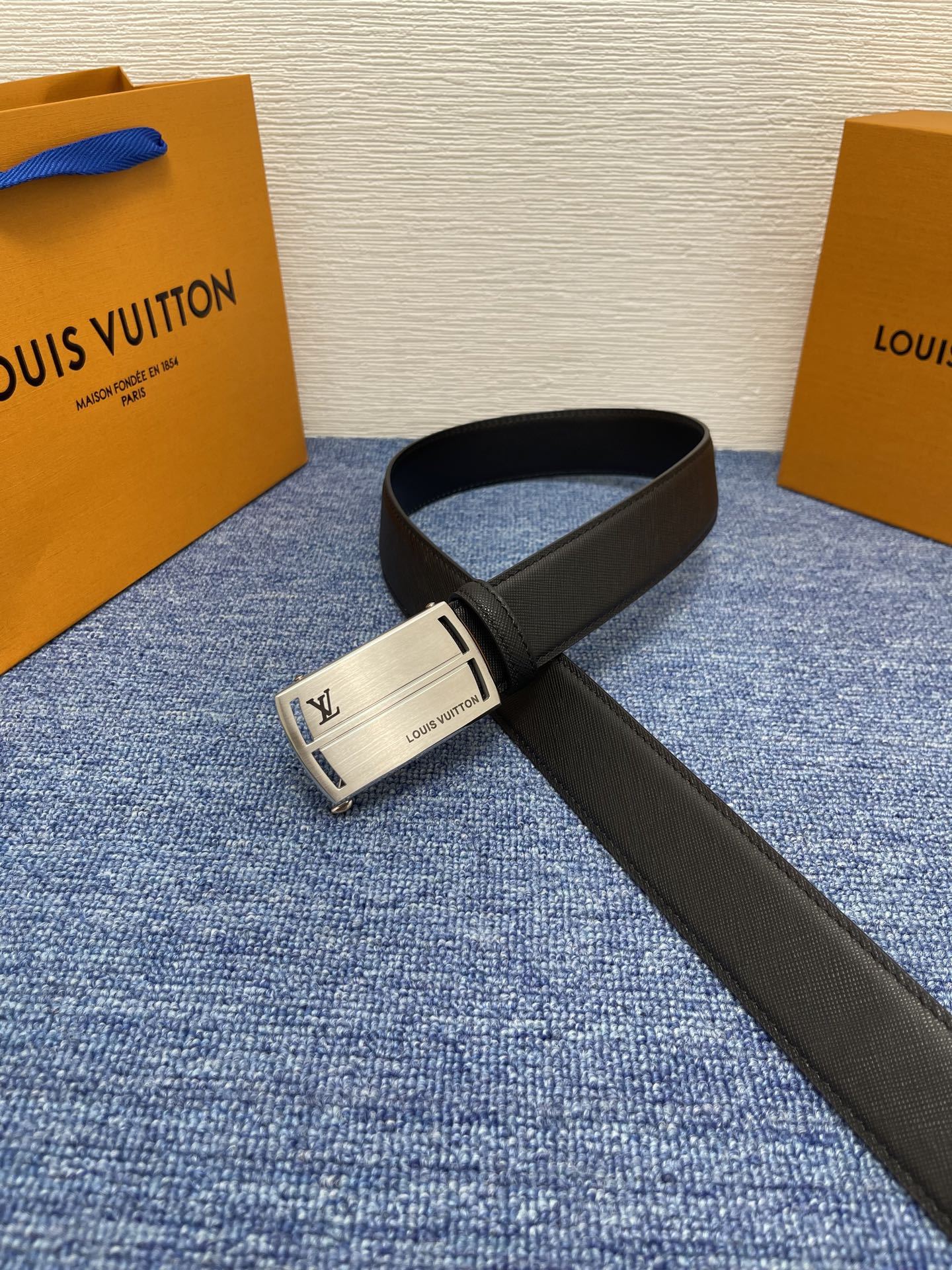 ルイ・ヴィトン「Louis Vuitton」新作 スムースレザー オートロック ベルト メンズ100CM