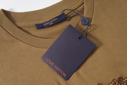 ルイ・ヴィトン「Louis Vuitton」ラリアットレターロゴ刺繍半袖Tシャツ