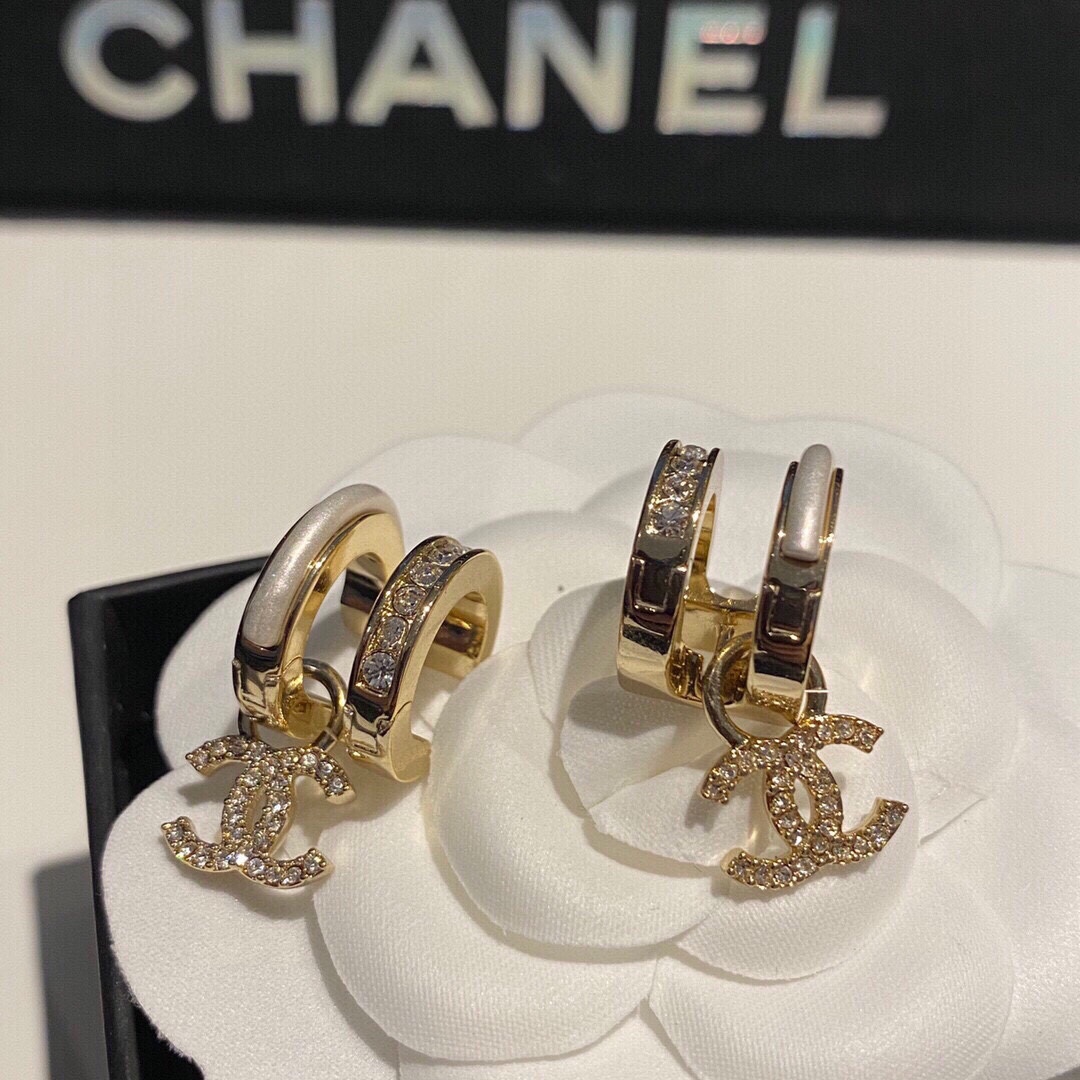 シャネル「Chanel」マザーオブパール ダブルC ダイヤモンド ピアス