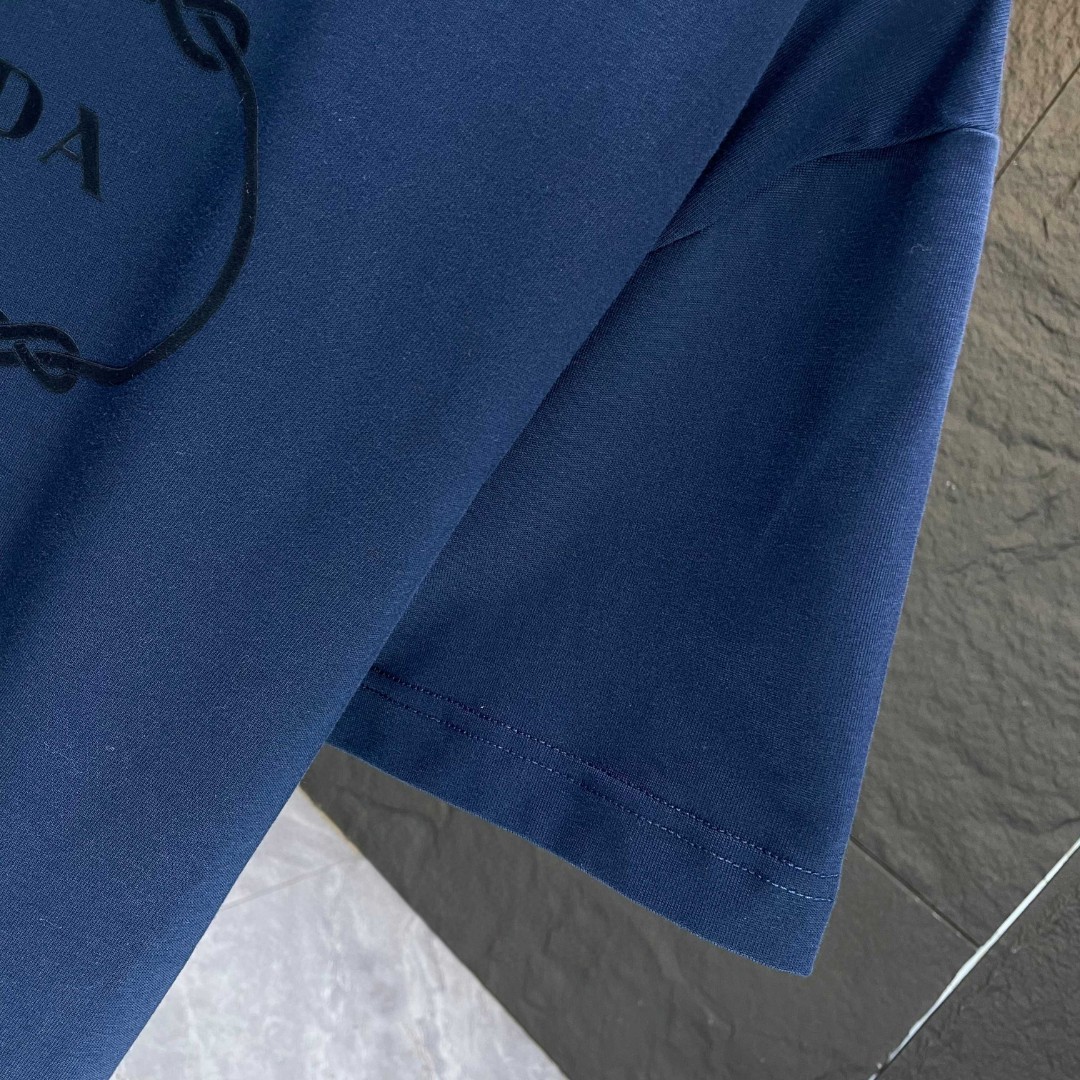 プラダ「Prada」2025春夏 ヘビーウェイトコットン ロゴ植毛半袖Tシャツ