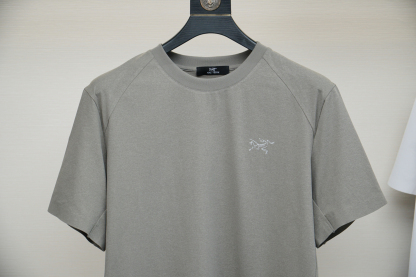 アークテリクス「ARC'TERYX」2025春夏 プレミアムコットン ロゴ刺繍半袖Tシャツ