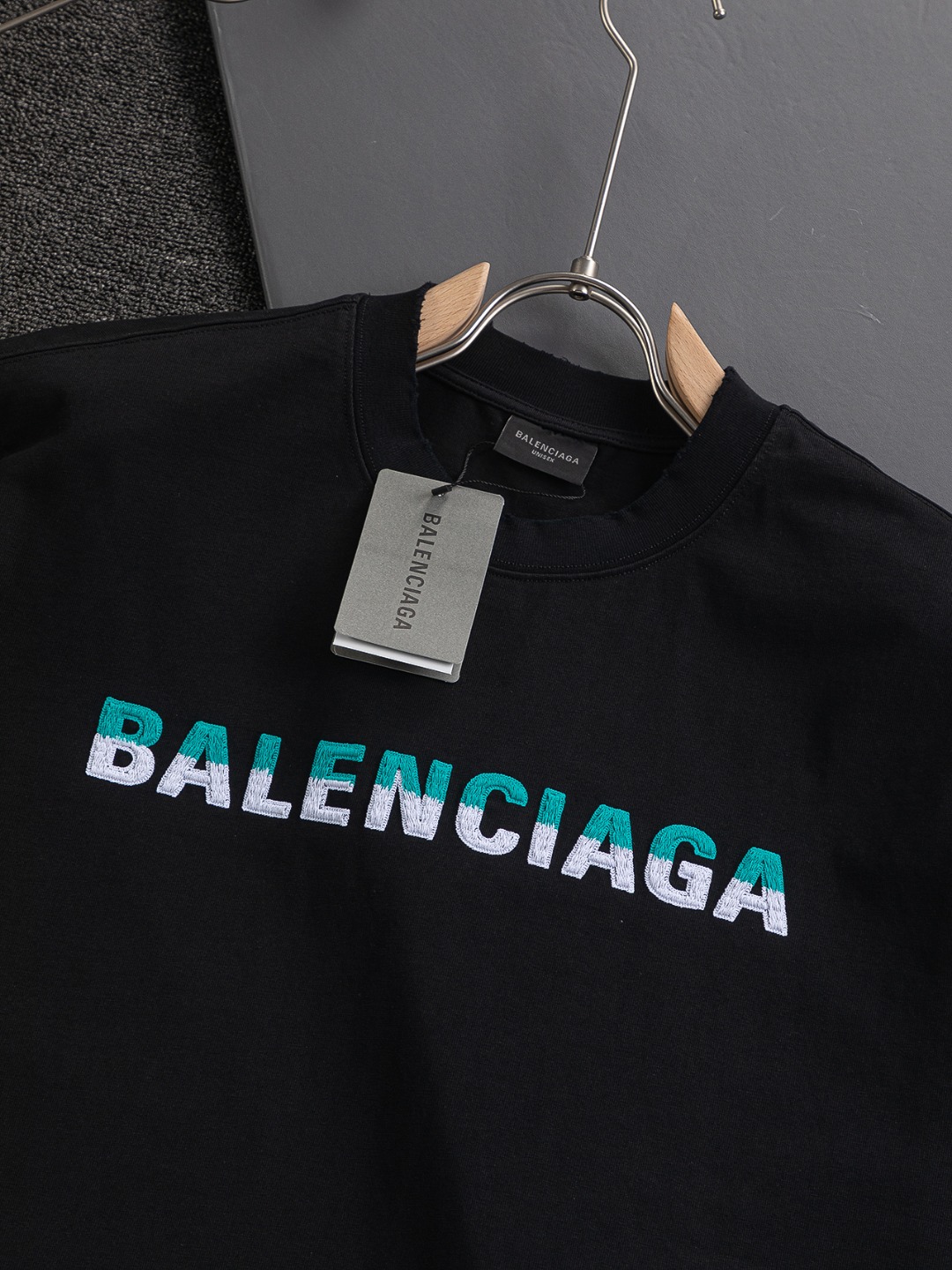 バレンシアガ「Balenciaga」ツートンカラー レター エンブロイダリー Tシャツ