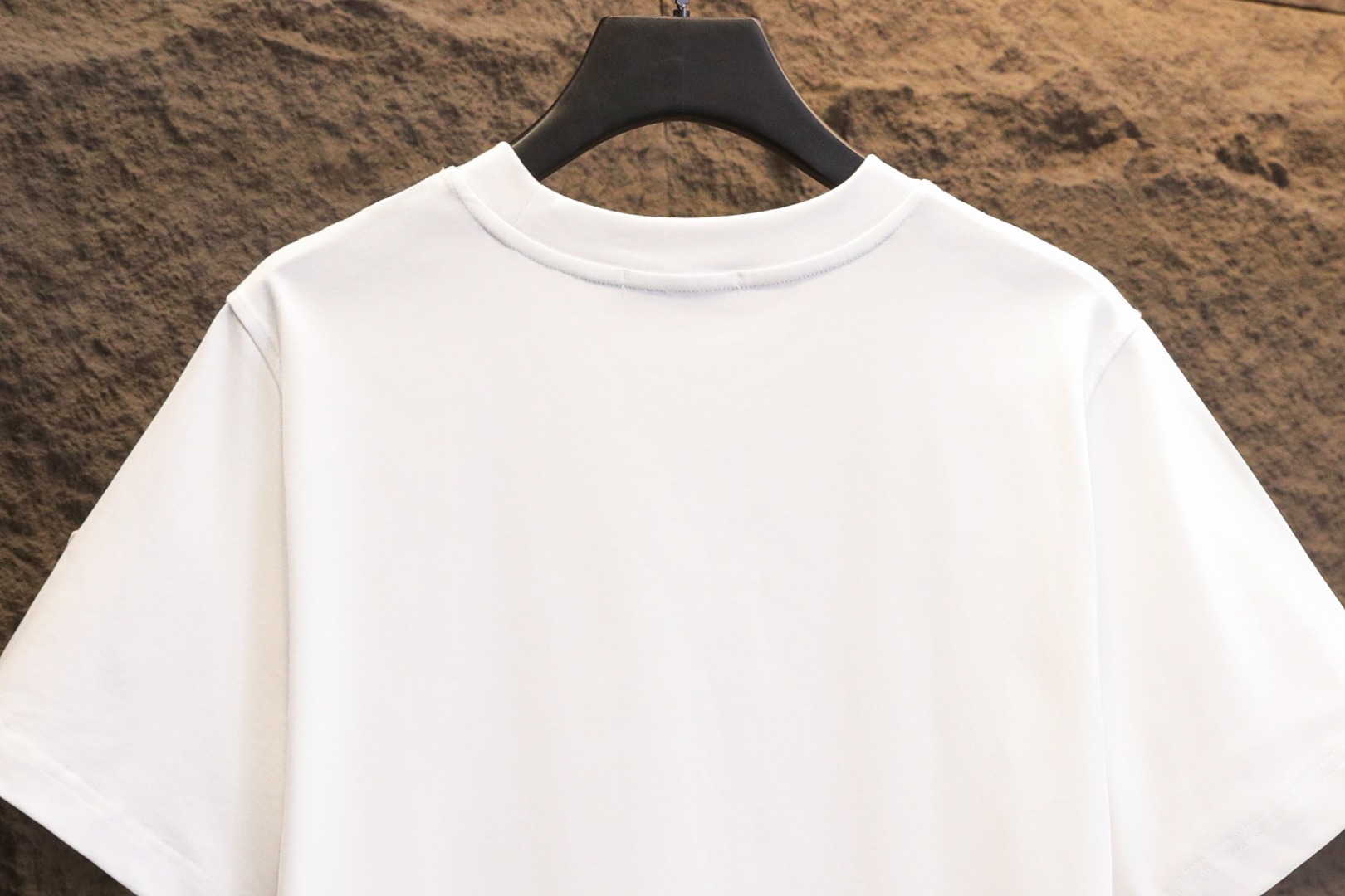モンクレール「モンクレール」ミニマル ロゴ クルーネックTシャツ-ISETAN PRESTIGE CURATED