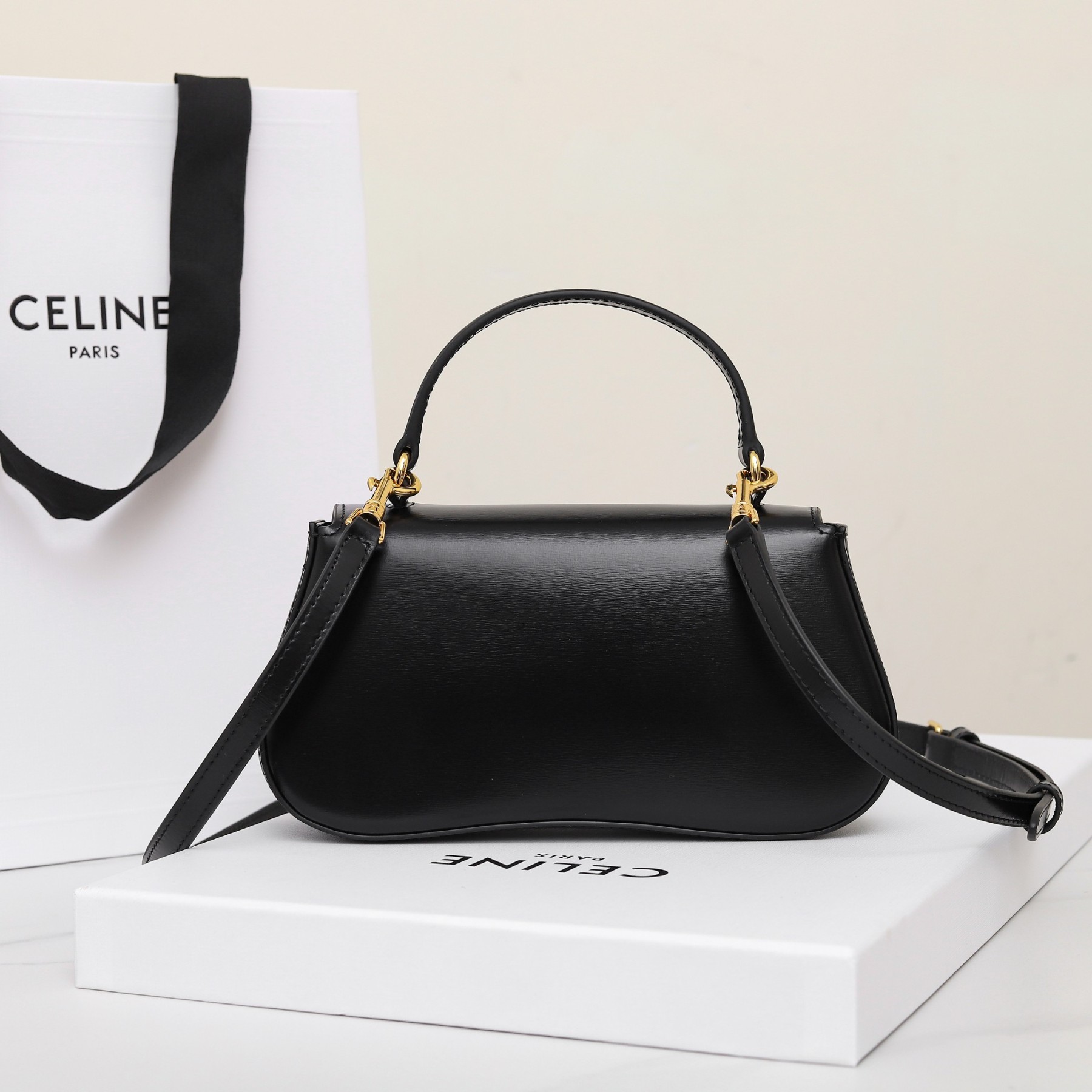 セリーヌ「Celine」Lola トライアンフ ショルダーバッグ