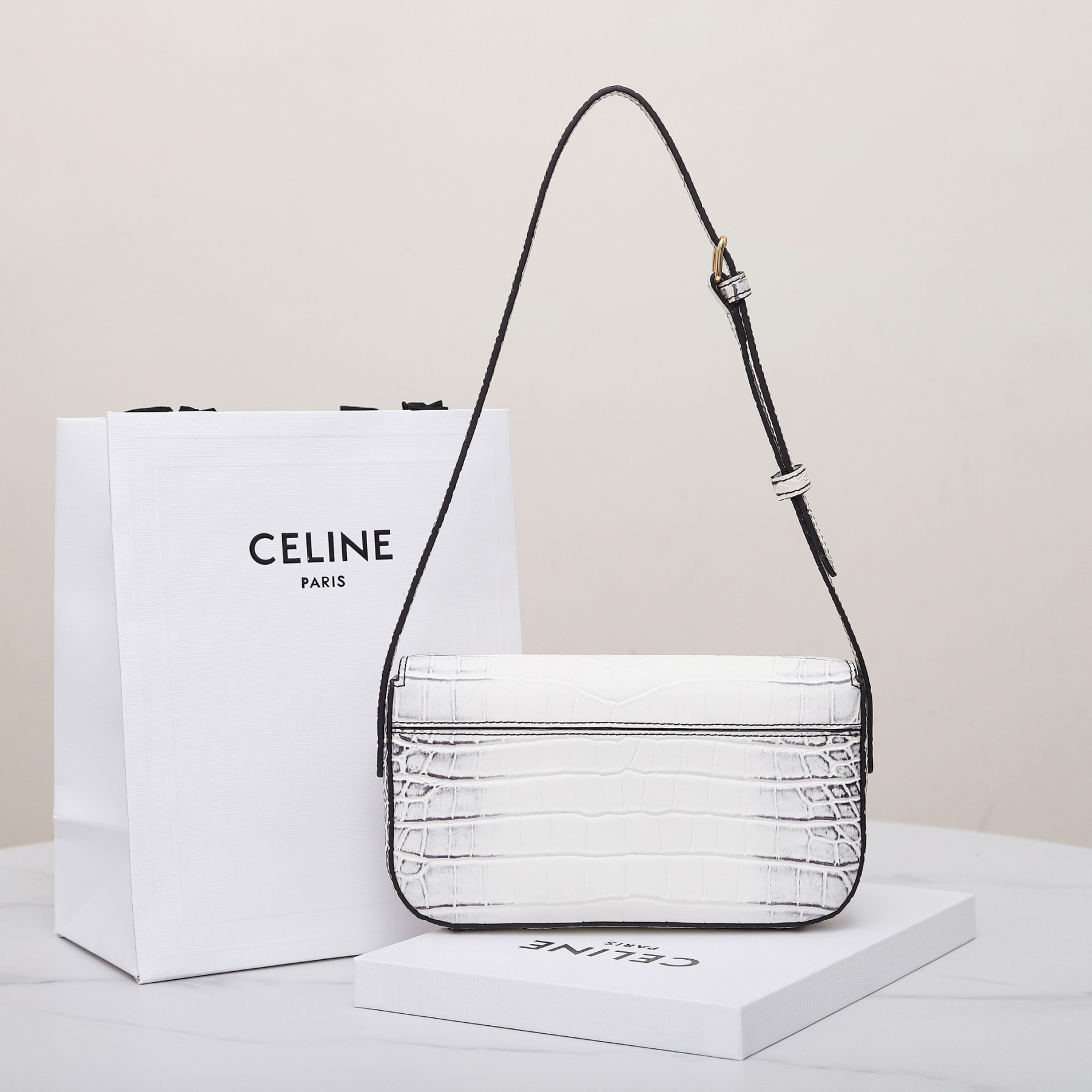 セリーヌ「Celine」Triomphe エンボスドクロコダイルレザー ショルダーバッグ