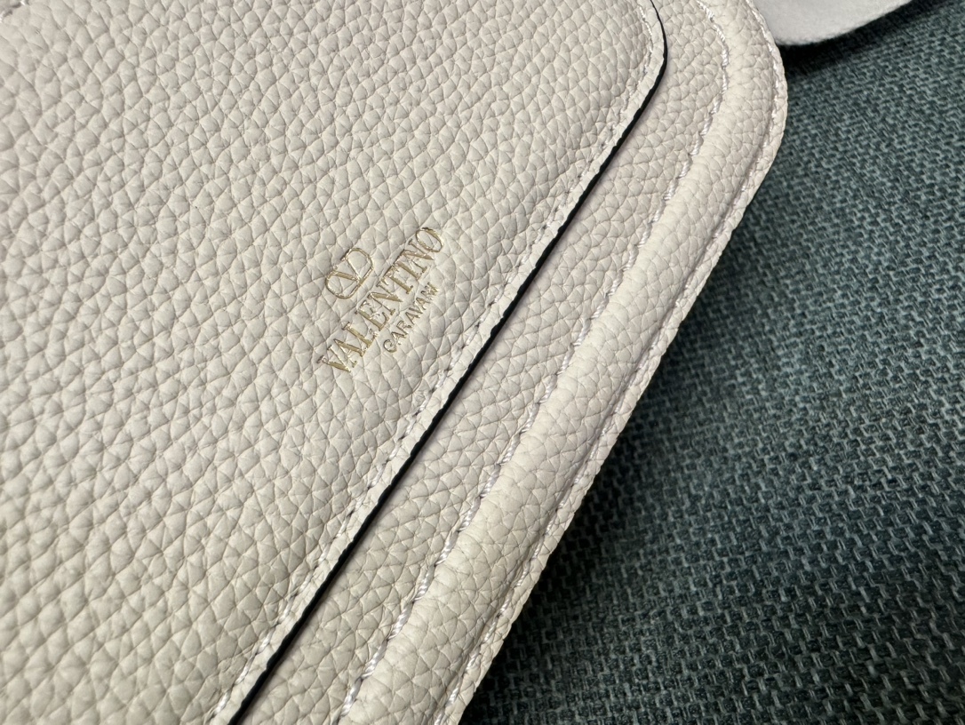 ヴァレンティノ「Valentino」ガラヴァーニ オールタイム レザー ショルダーバッグ