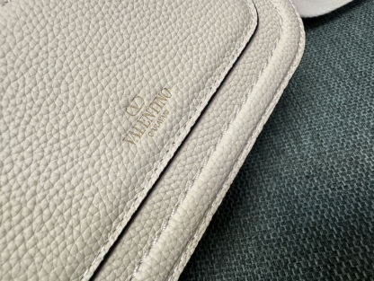 ヴァレンティノ「Valentino」ガラヴァーニ オールタイム レザー ショルダーバッグ