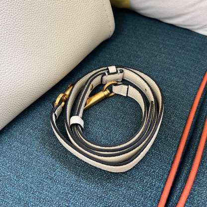 ヴァレンティノ「Valentino」ガラヴァーニ オールタイム レザー ショルダーバッグ