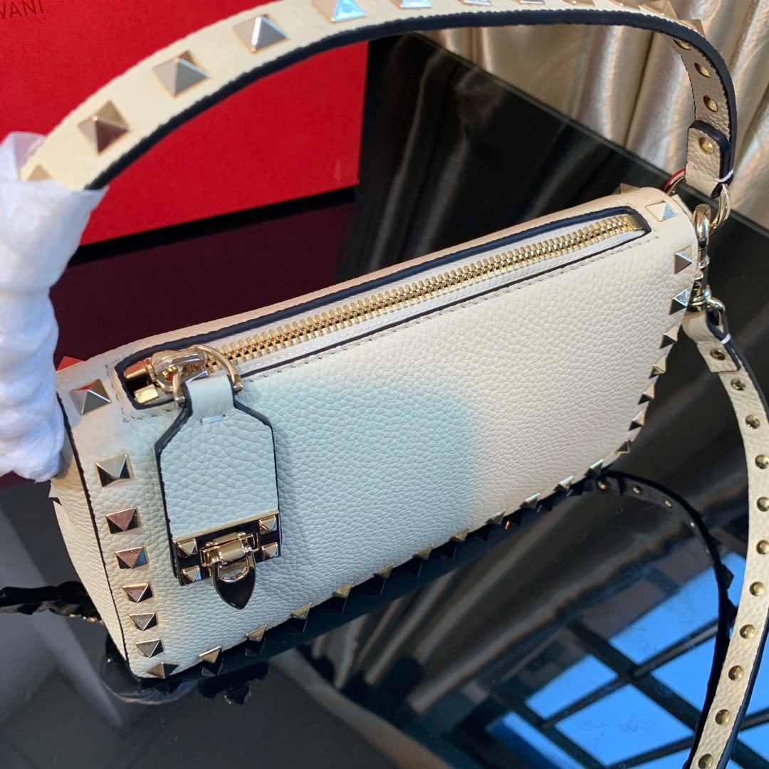 ヴァレンティノ「Valentino」ガラヴァーニ スモール グレイン レザー クロスボディバッグ