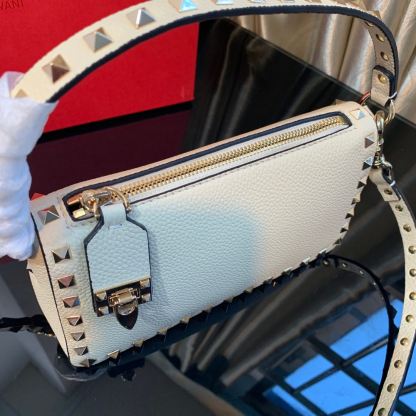 ヴァレンティノ「Valentino」ガラヴァーニ スモール グレイン レザー クロスボディバッグ