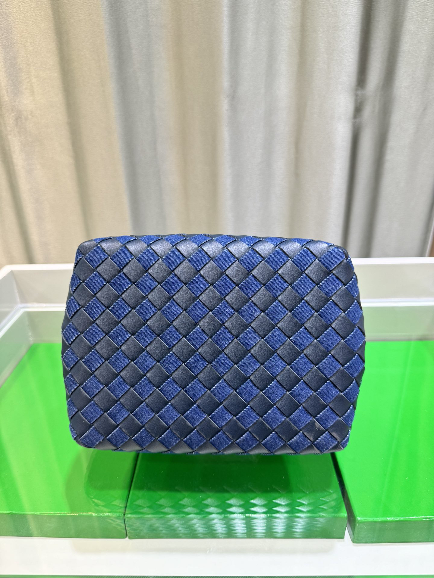 ボッテガ・ヴェネタ「Bottega Veneta」2024早秋 Andiamo Parachute ショルダーバッグ