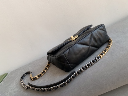 シャネル「Chanel」19 フラップ バッグ-ISETAN PRESTIGE CURATED