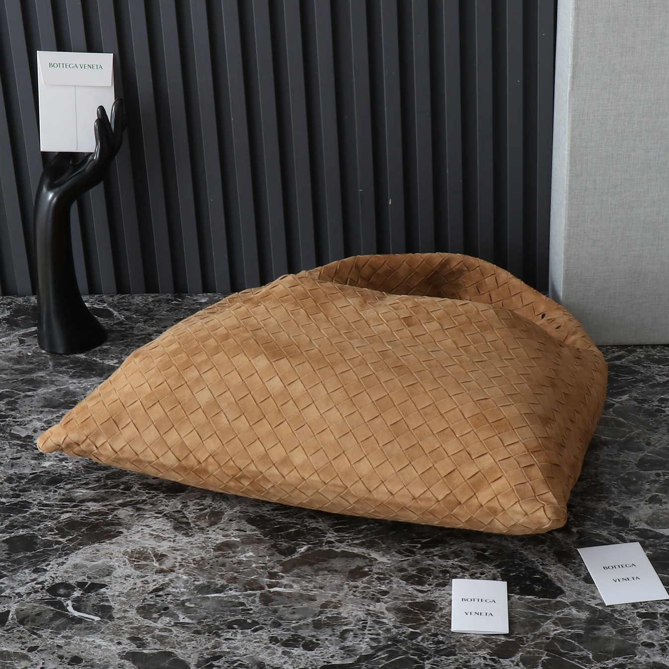 ボッテガ・ヴェネタ「Bottega Veneta」2025年 Hop ラージトートバッグ