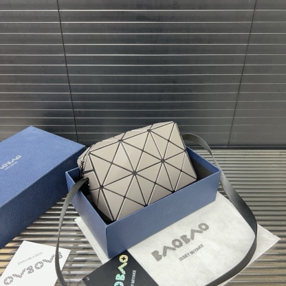 イッセイ・ミヤケ「Issey Miyake」Geometric カメラバッグ