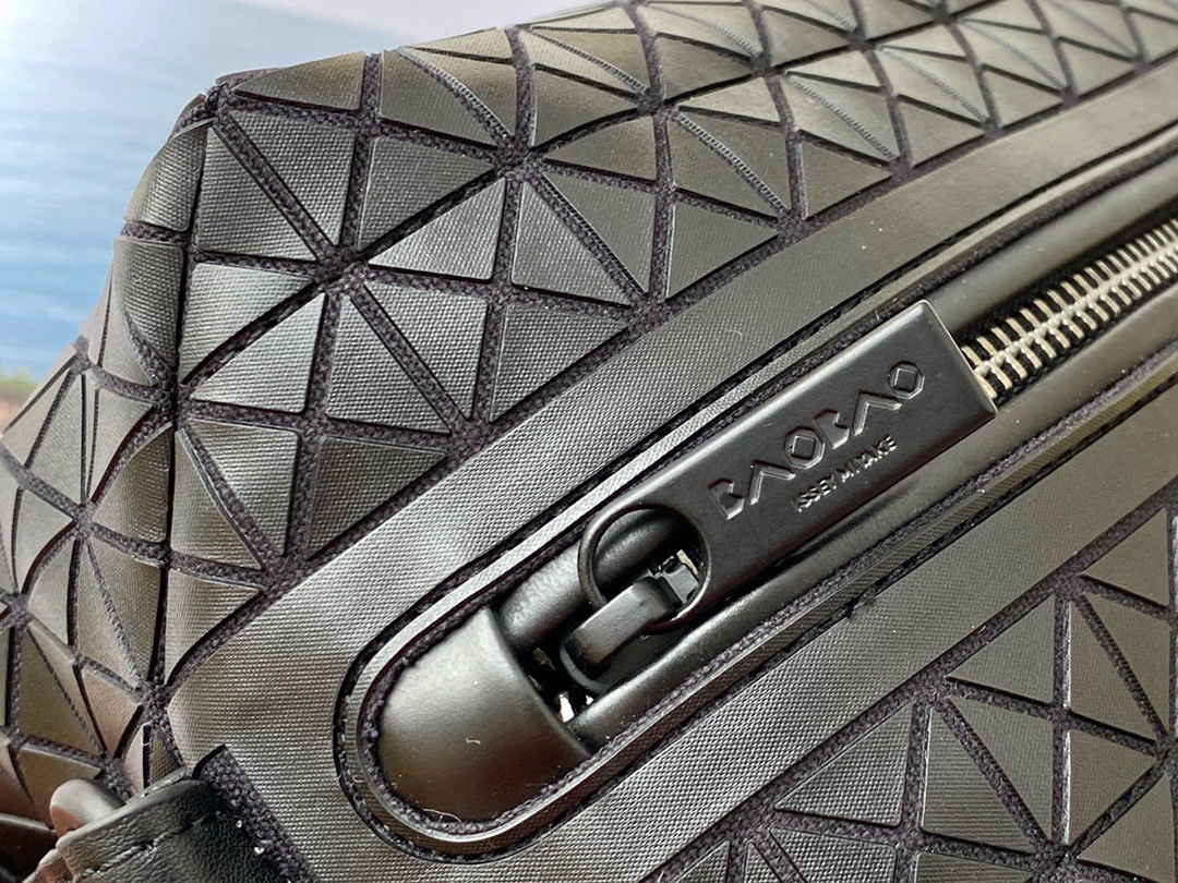 イッセイ・ミヤケ「Issey Miyake」KURO サドルバッグ