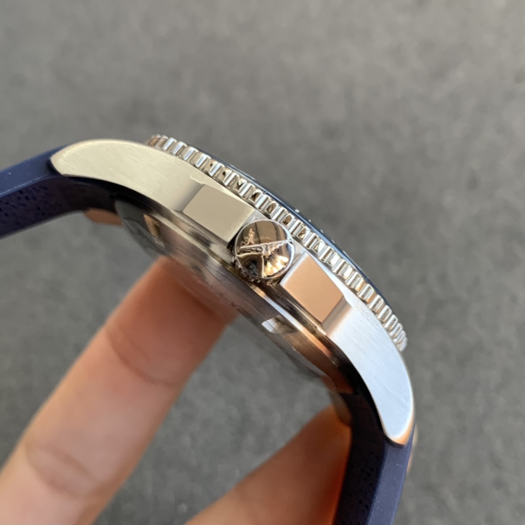 ロンジン「Longines」HydroConquestセラミックベゼル アイスブルー文字盤 メンズウォッチ41MM