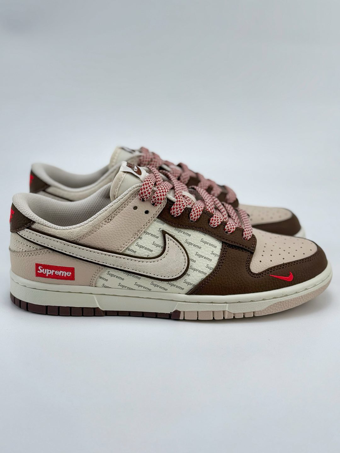 「コラボモデル」NIKE SB DUNK LOW x SUPREME "WHITE/BEIGE/RED STARRY" スケートシューズ
