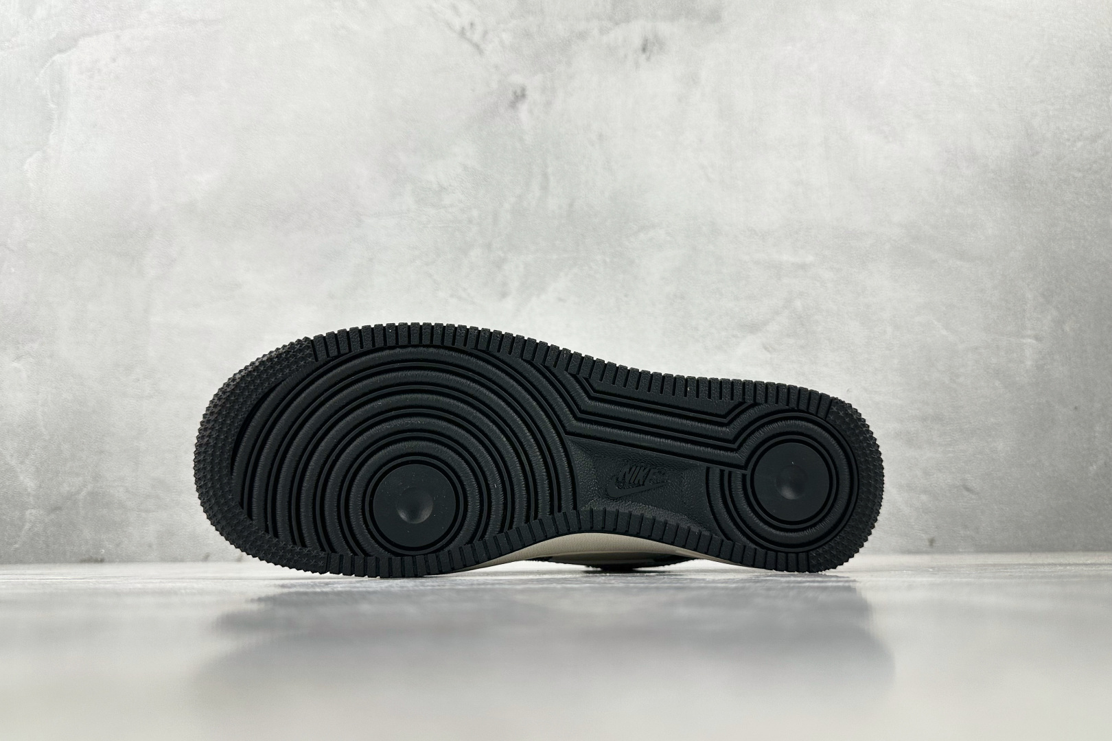 「コラボモデル」Louis Vuitton x Nike1 '07 スニーカー