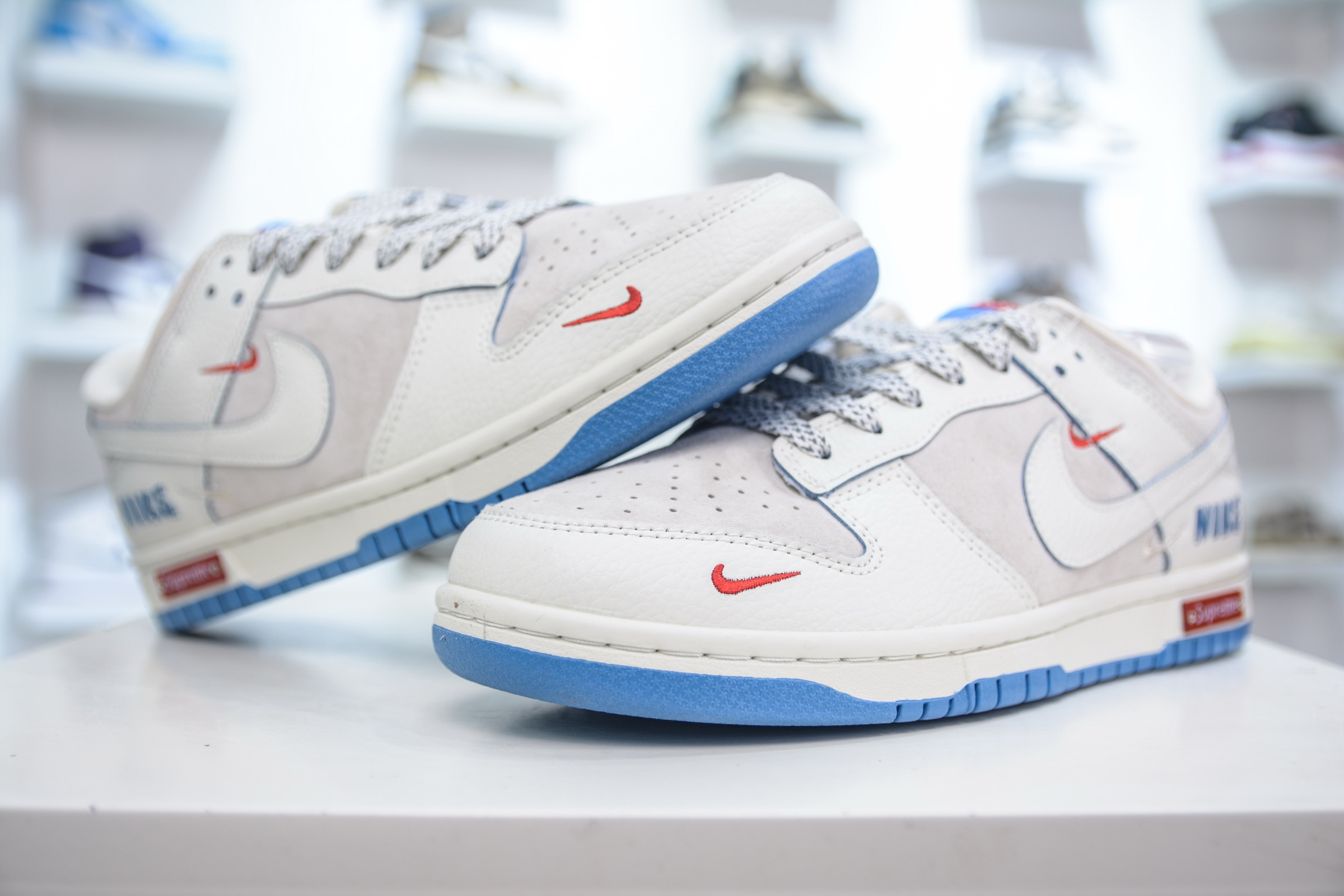 「コラボモデル」Supreme x Nike SB Dunk Low Pro QS "Triple Mini Swoosh"