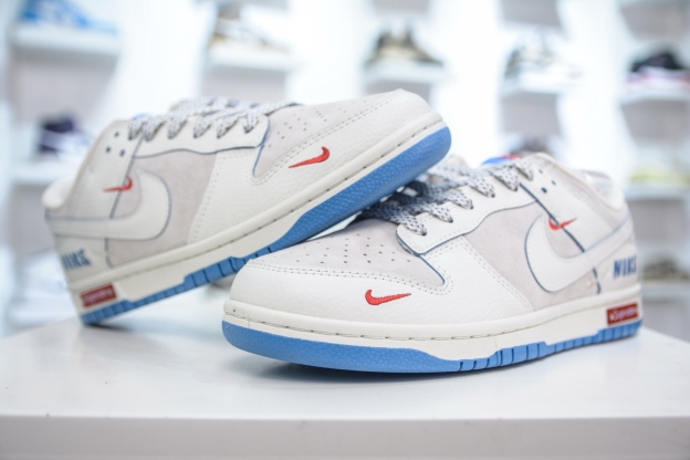 「コラボモデル」Supreme x Nike SB Dunk Low Pro QS "Triple Mini Swoosh"