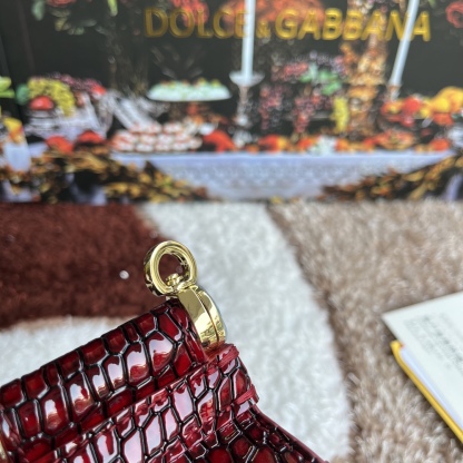 ドルチェ・アンド・ガッバーナ「D&G」エンボスレザー ショルダーバッグ