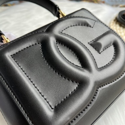 ドルチェ・アンド・ガッバーナ「D&G」 キルティングロゴ レザークロスボディバッグ