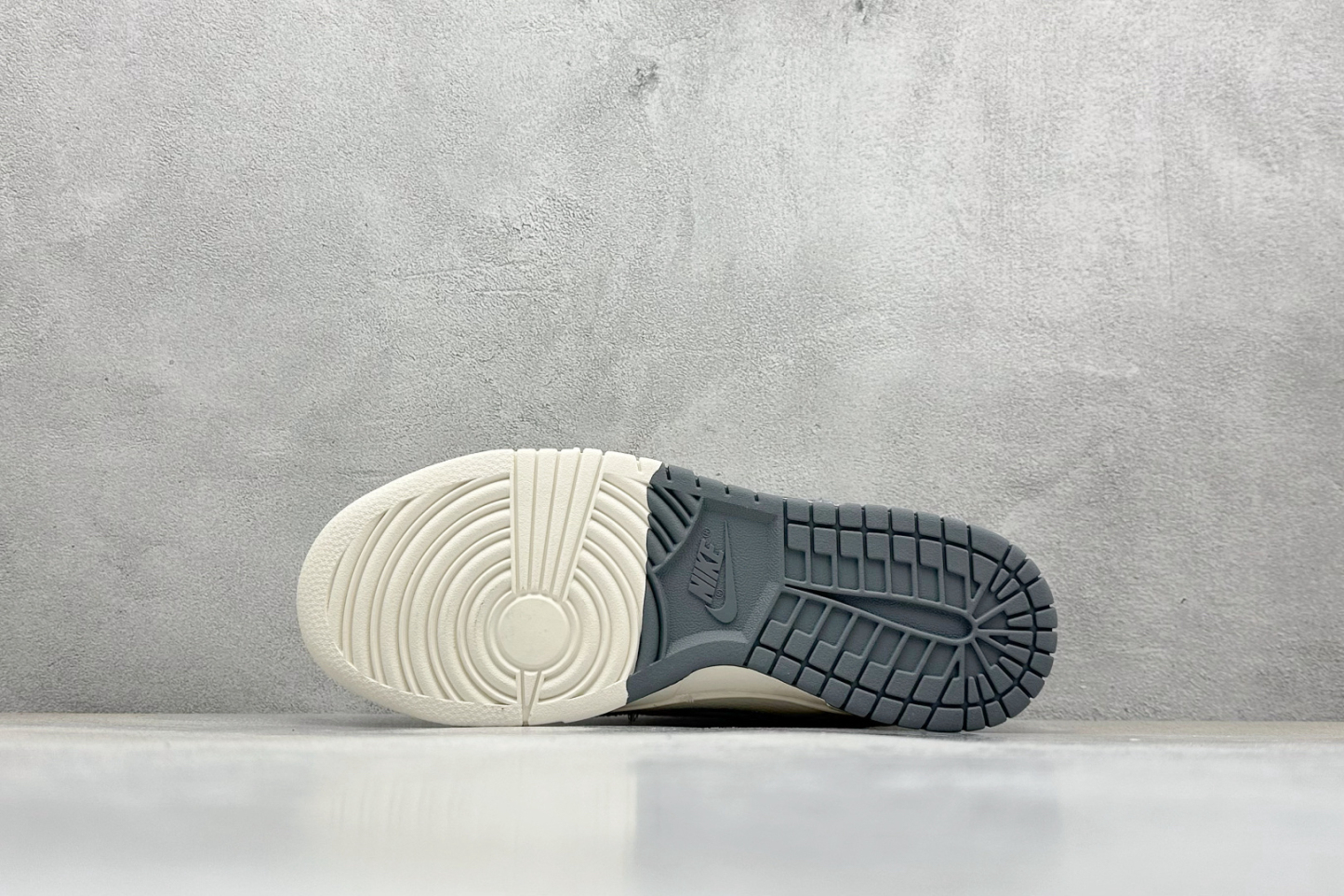 「コラボモデル」Dior x Nike SB Dunk Low "White Ink Blue" スニーカー