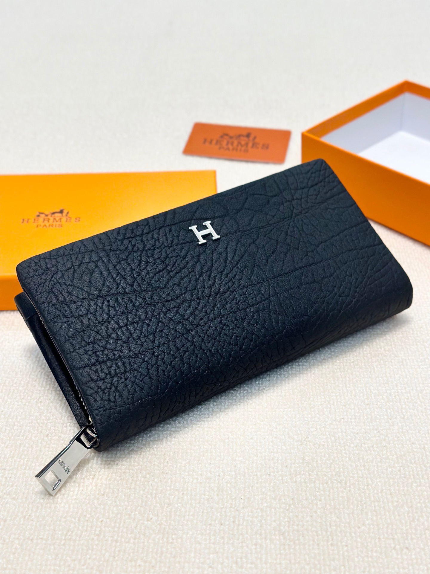 エルメス「Hermès」男性必須の大型ファスナー財布