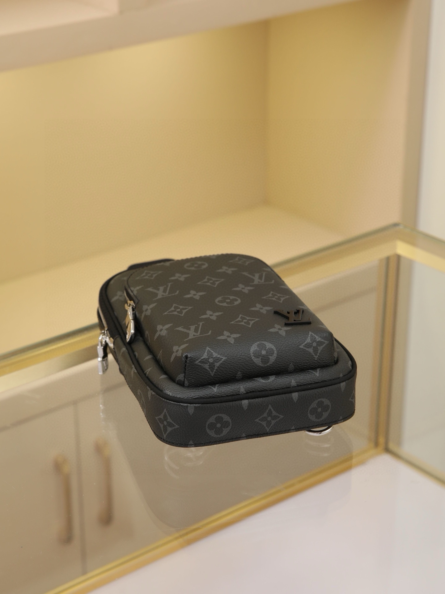 ルイ・ヴィトン「Louis Vuitton」Avenue モノグラム・エクリプス スモール ショルダーバッグ