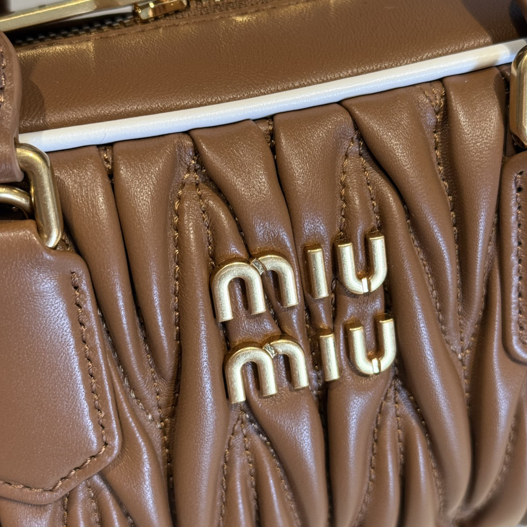 ミュウミュウ「Miu Miu」ヒツジ革の木目がレトロな小さめのバッグです