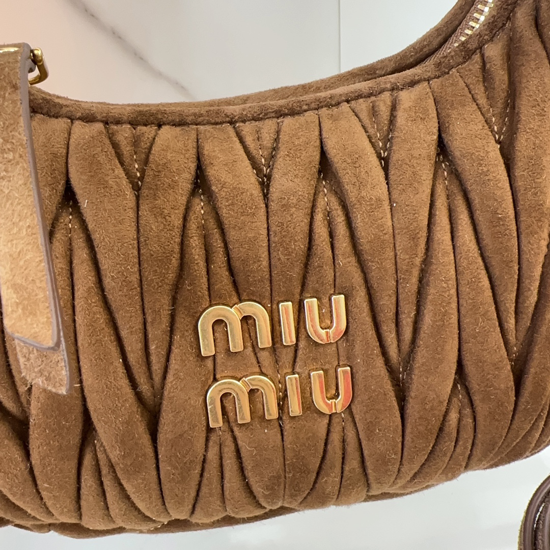 ミュウミュウ「Miu Miu」ワンダー マトラッセ スエードバッグ