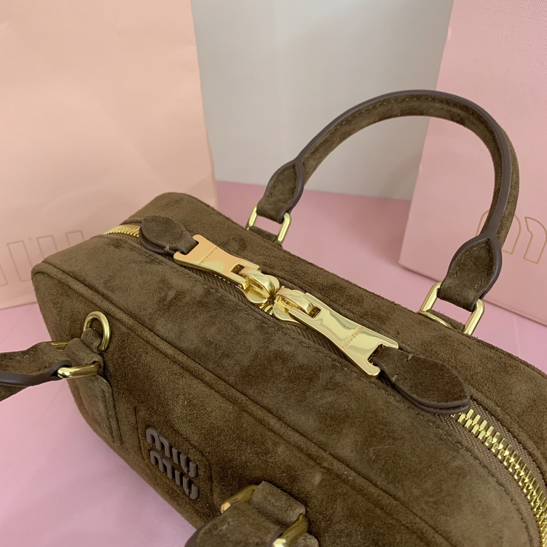 ミュウミュウ「Miu Miu」レディースArcadia鹿の毛皮のハンドバッグ斜め掛けバッグです