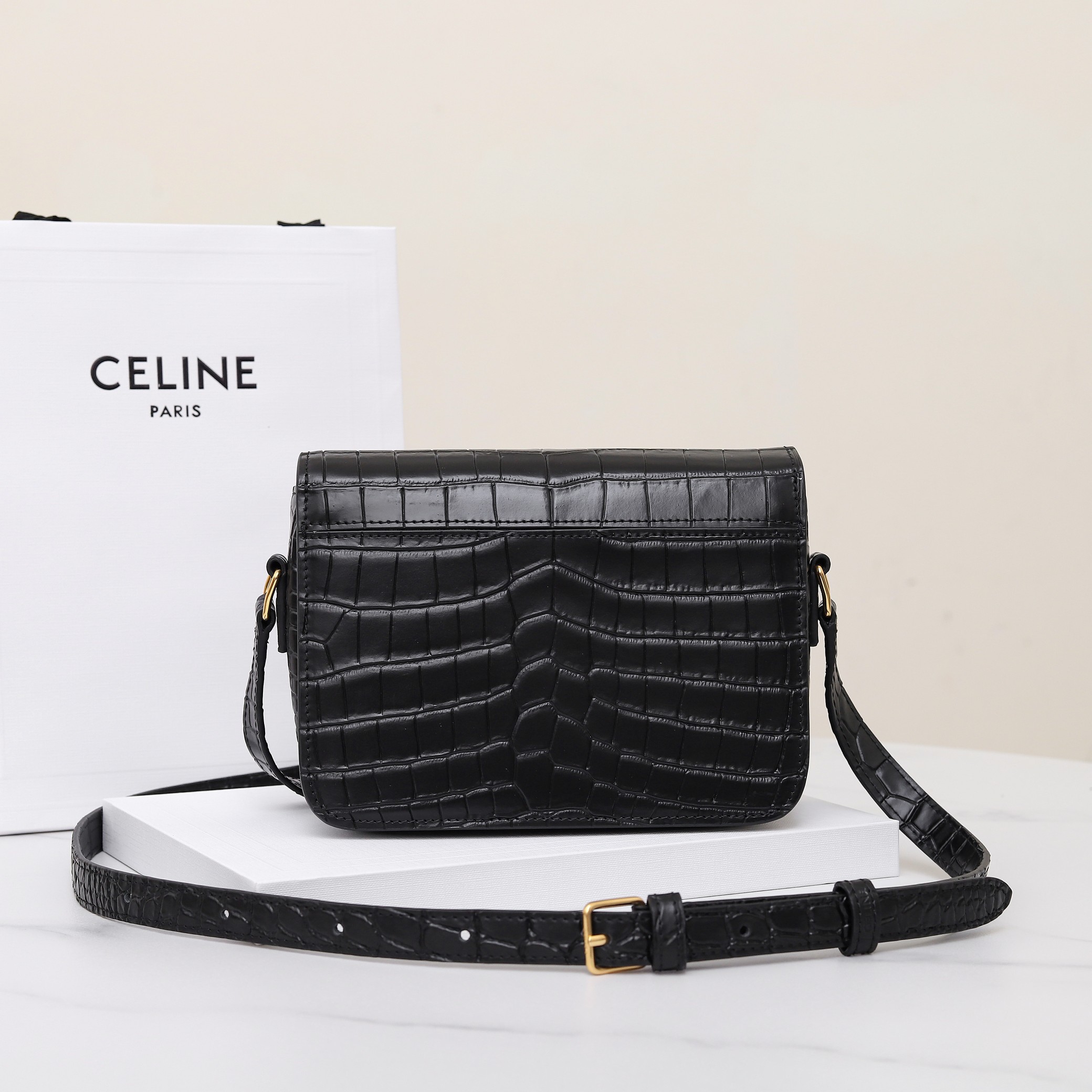 セリーヌ「Celine」クロコダイルエンボス トリアンンフ ショルダーバッグ