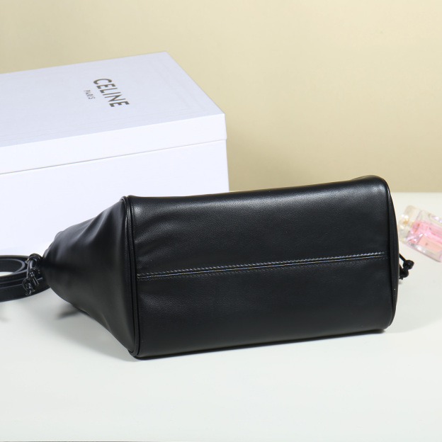 セリーヌ「Celine」トリアンンフ スムースレザー ドローストリングバッグ