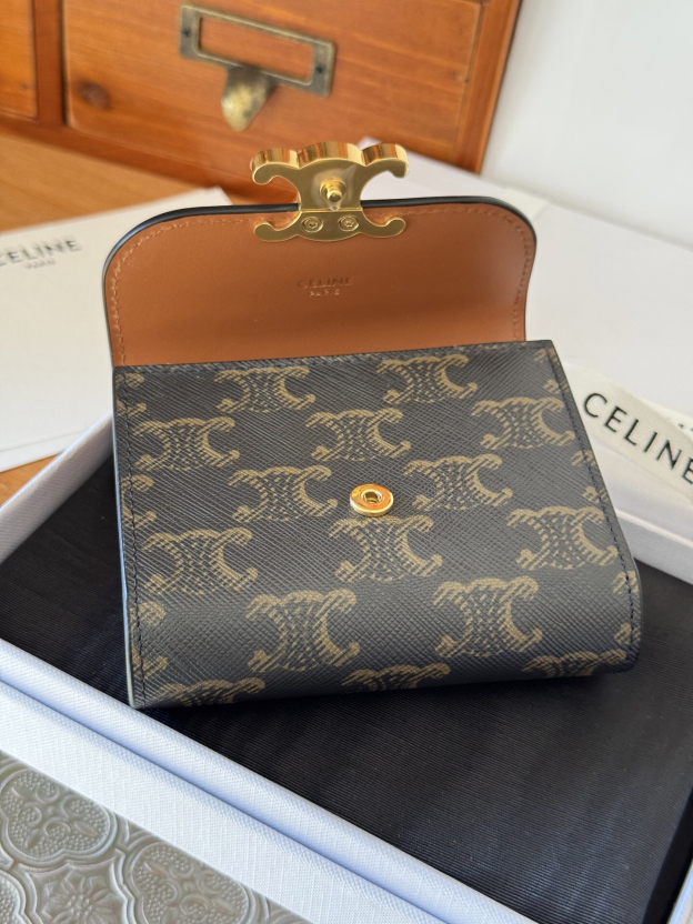セリーヌ「Celine」 トリアンンフ スムースレザー コンコンパクトウォレット