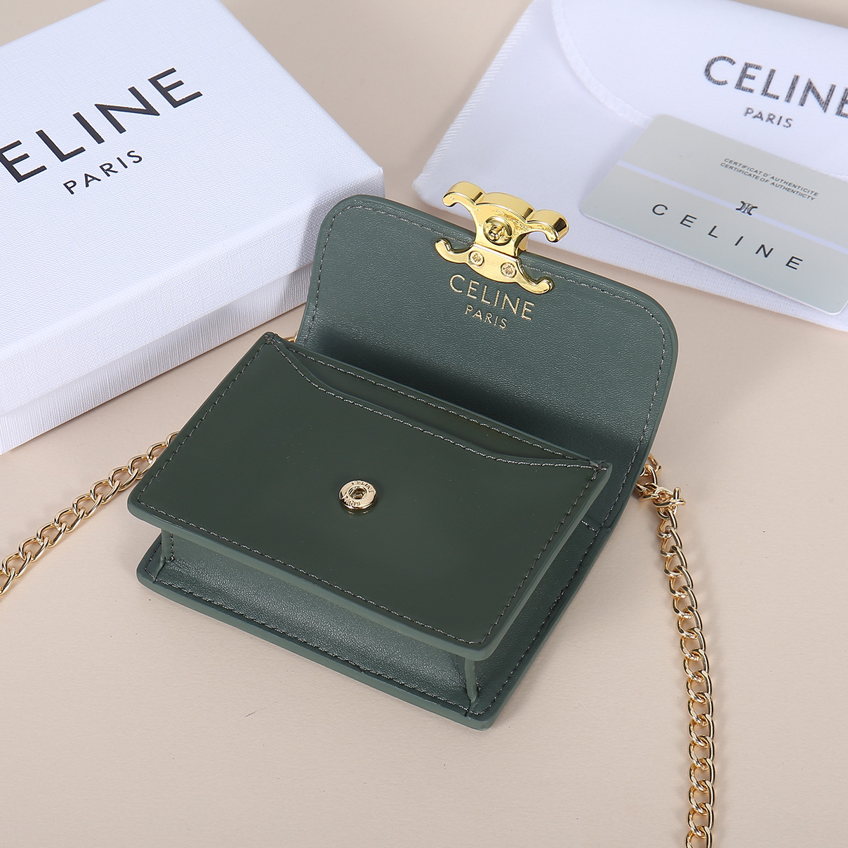 セリーヌ「Celine」新作 チェーン付き TRIOMPHE カードケース