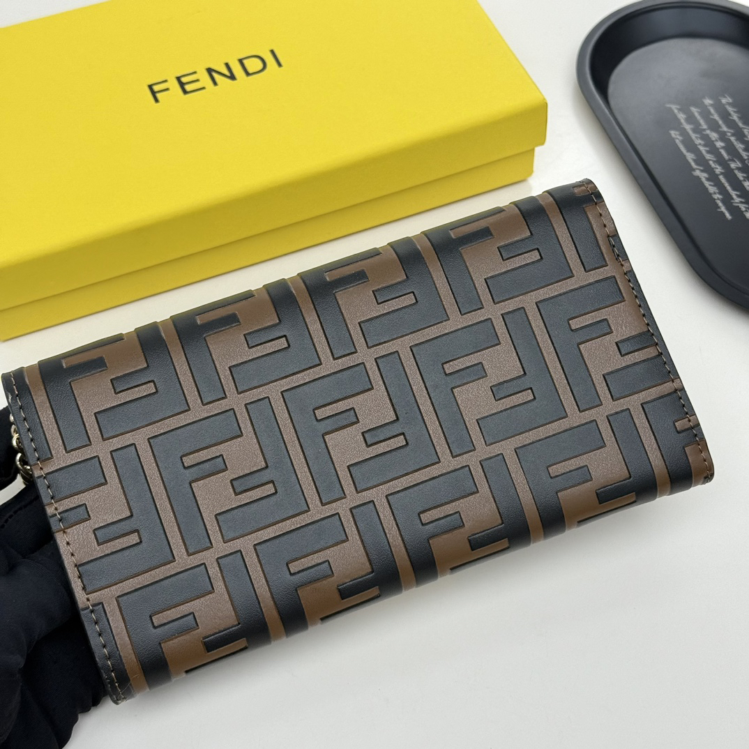 フェンディ「Fendi」マルチファンクション チェーンウォレット