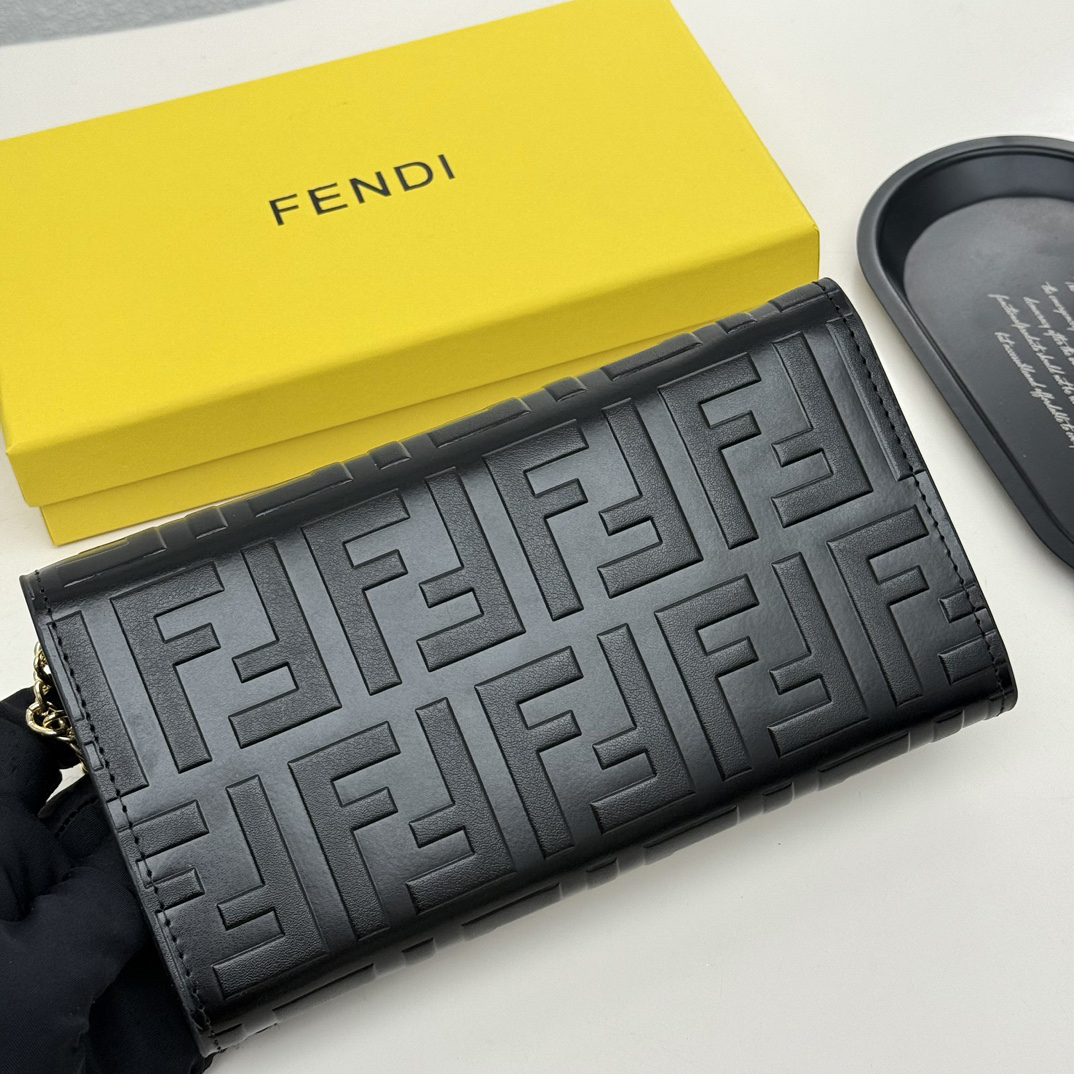 フェンディ「Fendi」マルチファンクション チェーンウォレット