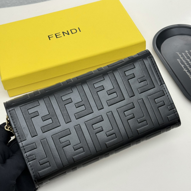 フェンディ「Fendi」マルチファンクション チェーンウォレット