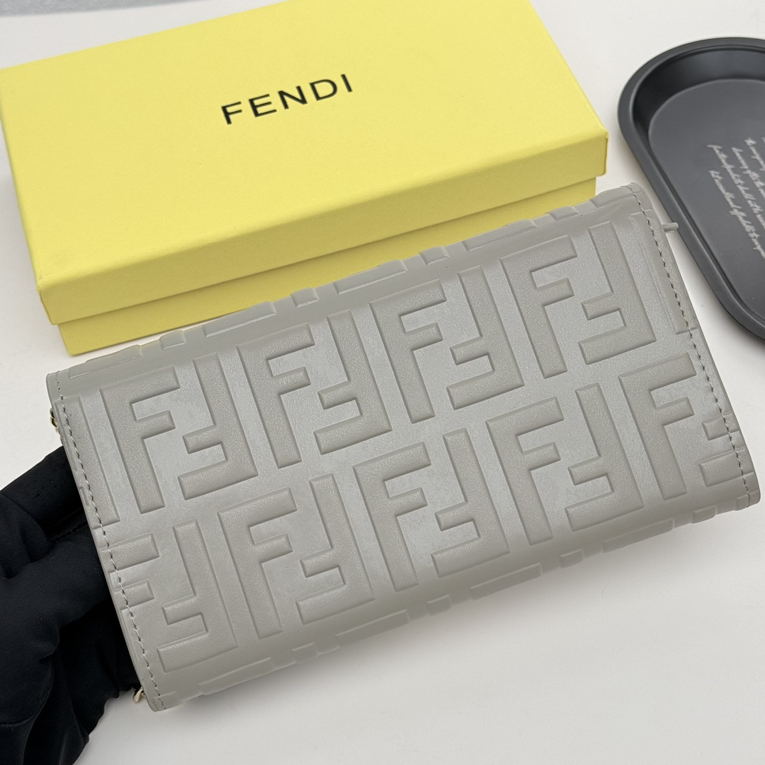 フェンディ「Fendi」マルチファンクション チェーンウォレット