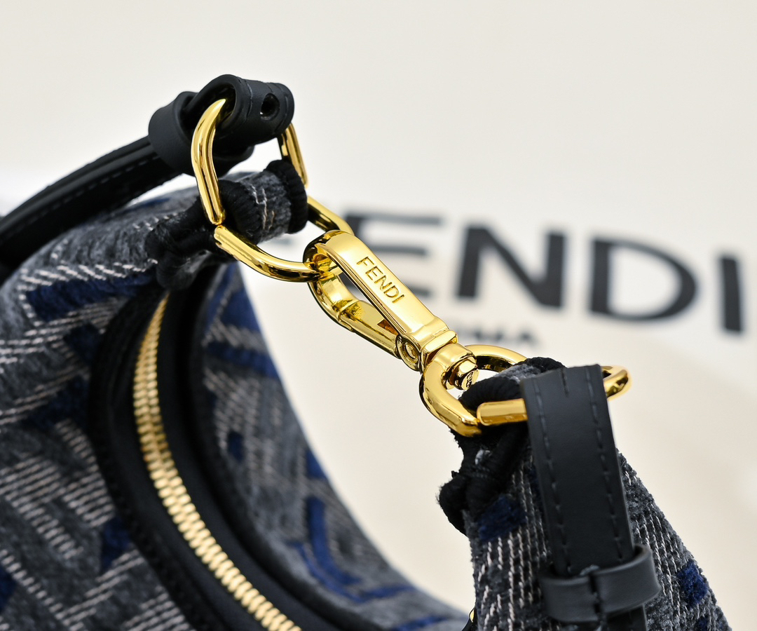 フェンディ「Fendi」Fendigraphyナノサイズ ホボバッグ