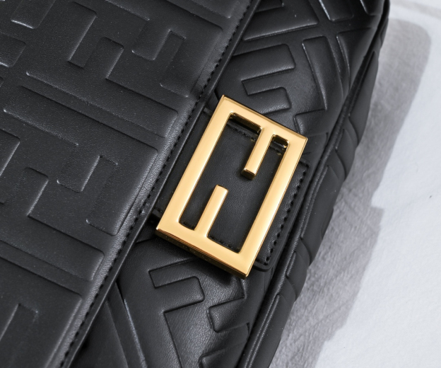 フェンディ「Fendi」Baguette レザー ショルダーバッグ